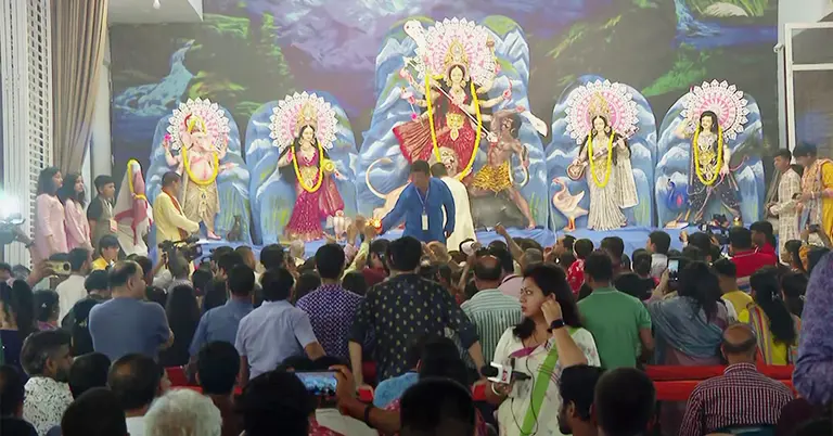 পূজামণ্ডপে ভক্তদের ভিড়